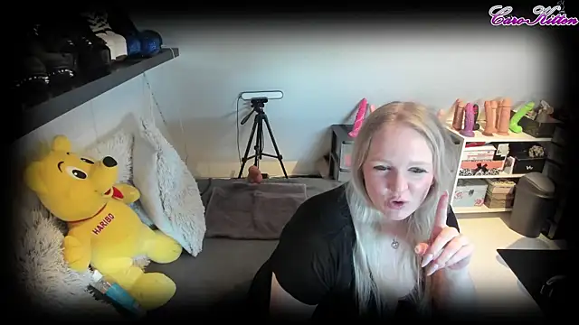 Snapshot of caro_kitten chatting on March 21, 2025, 8:17 am caro kitten online show from March 21, 2025, 8:17 am