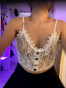 lia huan online show from September 30, 2025, 2:11 pm