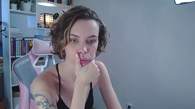 Snapshot of milly_ross chatting on January 12, 2025, 7:21 am milly ross online show from January 12, 2025, 7:21 am