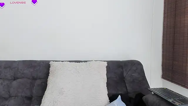 VeronicaTonu online show from April 19, 2026, 6:10 pm