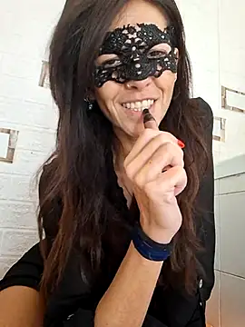 Snapshot of EmySkinny85 chatting on November 19, 2025, 9:42 am EmySkinny85 online show from November 19, 2025, 9:42 am