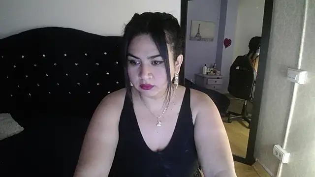 lucianaa 25 online show from December 20, 2024, 1:43 pm