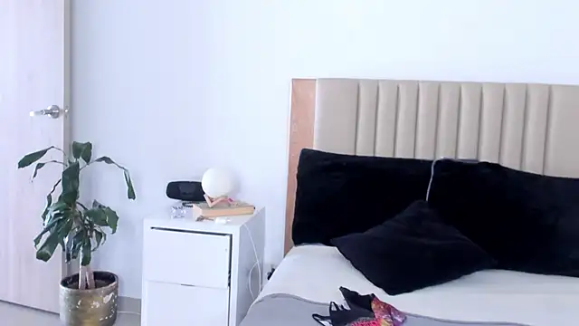 Snapshot of AnaHenao chatting on October 15, 2025, 5:24 pm AnaHenao online show from October 15, 2025, 5:24 pm