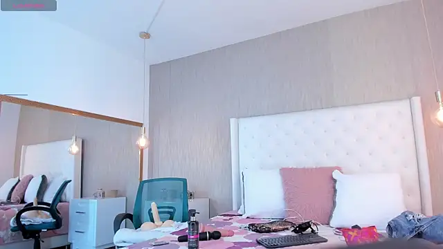 emily parkerr online show from April 15, 2026, 7:58 pm