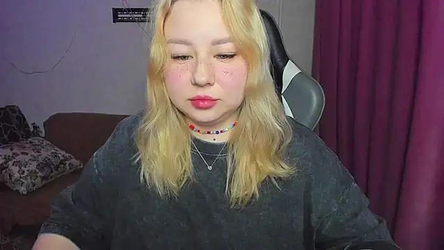 Snapshot of Milafoxxxy chatting on November 24, 2025, 6:18 pm Milafoxxxy online show from November 24, 2025, 6:18 pm