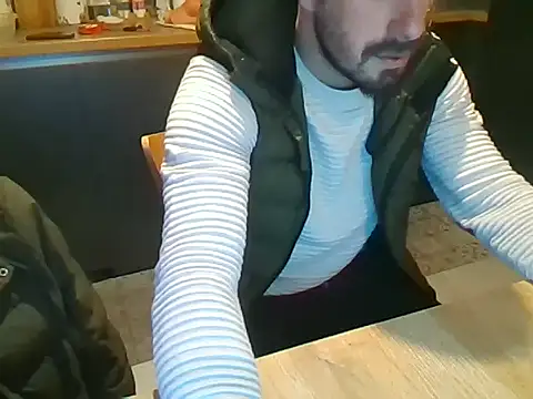 giorgakaci69 online show from January 4, 2025, 2:04 pm