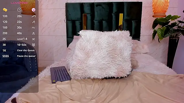 Snapshot of Taiissa_ chatting on February 7, 2025, 11:55 pm Taiissa online show from February 7, 2025, 11:55 pm