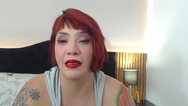 Snapshot of EmiliaKurt chatting on November 3, 2025, 5:25 pm EmiliaKurt online show from November 3, 2025, 5:25 pm