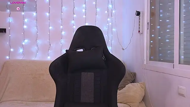 Snapshot of Karinchik_ chatting on March 19, 2025, 7:06 pm Karinchik online show from March 19, 2025, 7:06 pm