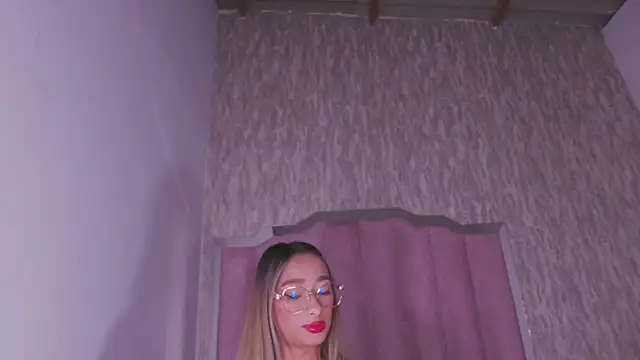 Snapshot of vale_ross_ chatting on October 15, 2025, 3:06 am vale ross online show from October 15, 2025, 3:06 am