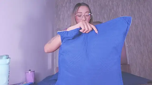 Snapshot of vale_ross_ chatting on October 16, 2025, 3:07 am vale ross online show from October 16, 2025, 3:07 am