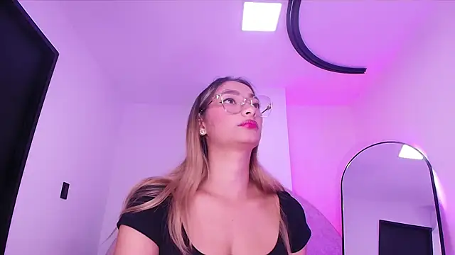 Snapshot of vale_ross_ chatting on December 16, 2025, 3:11 am vale ross online show from December 16, 2025, 3:11 am