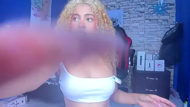 sofiacastillo01 online show from March 17, 2025, 5:27 pm