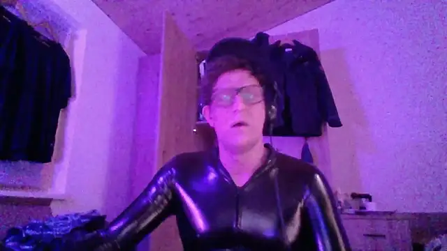 Bigthroaterboy online show from November 2, 2025, 4:09 pm