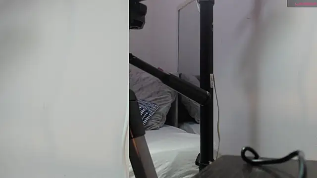 YUSELFI ROSS  online show from December 21, 2025, 12:01 pm