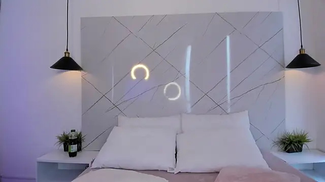 ANTONELLA  ROUSE  online show from December 1, 2025, 8:47 pm