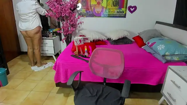 Snapshot of karenmilf_4 chatting on October 4, 2025, 4:43 am karenmilf 4 online show from October 4, 2025, 4:43 am