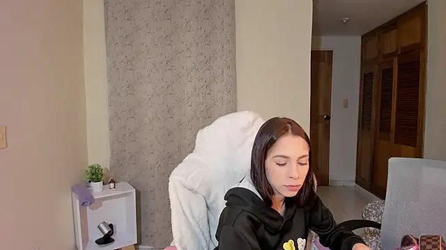 shanakendal2 online show from February 11, 2025, 7:48 pm