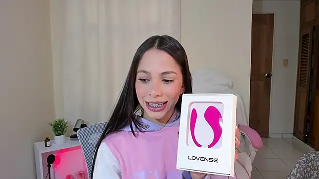 shanakendal2 online show from February 20, 2025, 6:57 pm