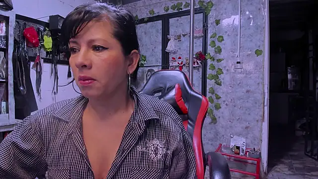 Snapshot of Erlinda-engel chatting on January 6, 2025, 12:02 pm Erlinda-engel online show from January 6, 2025, 12:02 pm