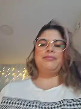 Juliietha servas online show from March 5, 2026, 9:44 pm