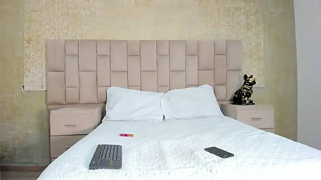 LaurenSnow online show from February 28, 2025, 3:48 pm