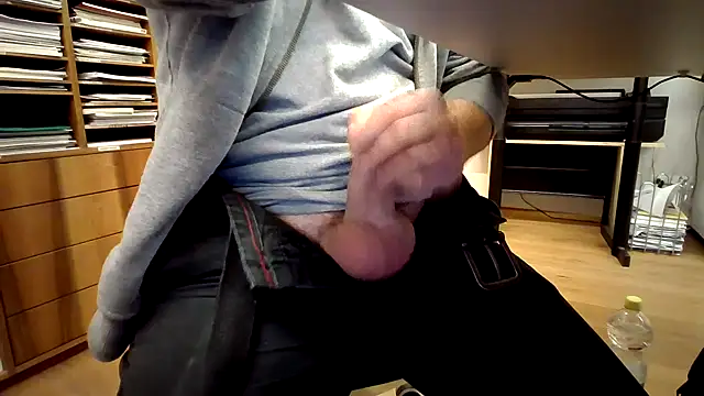 Snapshot of 10_1992 chatting on December 10, 2024, 2:50 pm 10 1992 online show from December 10, 2024, 2:50 pm