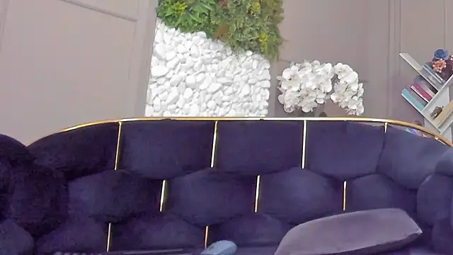 Deliciouslips online show from April 17, 2026, 3:37 pm