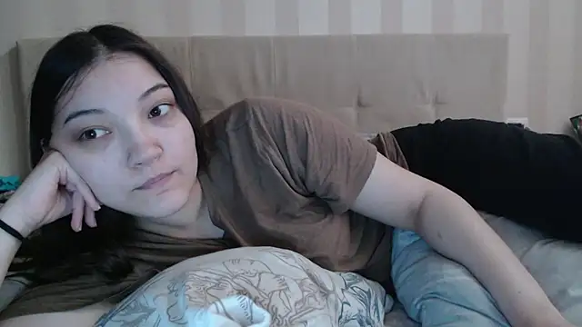 Snapshot of AlisaDevis chatting on May 16, 2026, 6:32 am AlisaDevis online show from May 16, 2026, 6:32 am