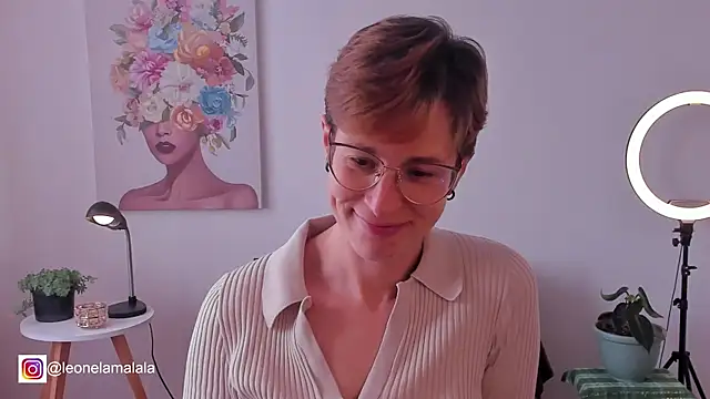 cuddlingbunny online show from March 13, 2025, 4:34 pm