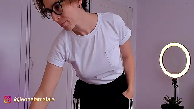 cuddlingbunny online show from November 3, 2025, 2:18 pm