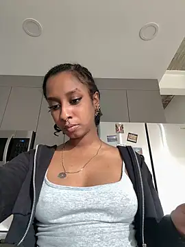 Snapshot of Your_Paris chatting on November 24, 2025, 5:45 pm Your Paris online show from November 24, 2025, 5:45 pm