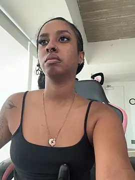 Snapshot of Your_Paris chatting on November 25, 2025, 4:40 pm Your Paris online show from November 25, 2025, 4:40 pm