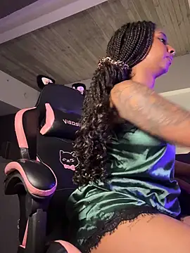 Snapshot of Your_Paris chatting on November 26, 2025, 4:46 am Your Paris online show from November 26, 2025, 4:46 am