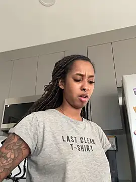 Snapshot of Your_Paris chatting on November 30, 2025, 8:24 pm Your Paris online show from November 30, 2025, 8:24 pm