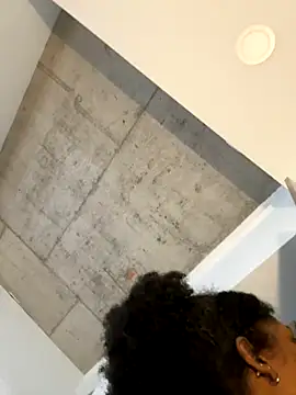 Snapshot of Your_Paris chatting on December 14, 2025, 5:29 pm Your Paris online show from December 14, 2025, 5:29 pm