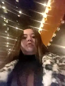 Snapshot of Cristal__04 chatting on April 21, 2026, 1:42 am Cristal 04 online show from April 21, 2026, 1:42 am