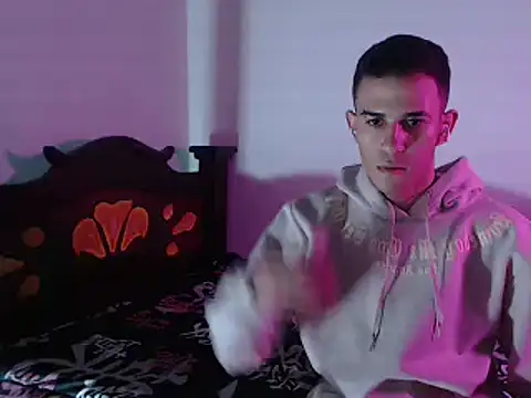 Snapshot of isaaclatino chatting on December 13, 2024, 6:31 am isaaclatino online show from December 13, 2024, 6:31 am