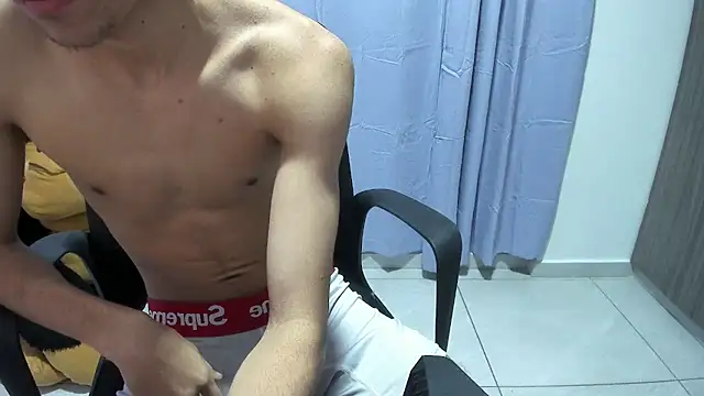 Snapshot of isaaclatino chatting on October 15, 2025, 6:24 am isaaclatino online show from October 15, 2025, 6:24 am