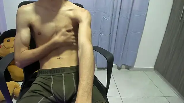 Snapshot of isaaclatino chatting on October 16, 2025, 8:43 pm isaaclatino online show from October 16, 2025, 8:43 pm