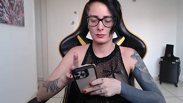 CrisBathoryxxx online show from December 11, 2024, 9:01 pm