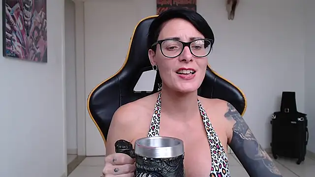 CrisBathoryxxx online show from December 21, 2024, 2:26 pm