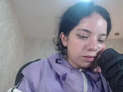 Snapshot of EmmaCowperr chatting on January 16, 2025, 9:27 am EmmaCowperr online show from January 16, 2025, 9:27 am