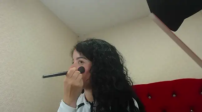 Snapshot of EmmaCowperr chatting on February 5, 2025, 12:27 pm EmmaCowperr online show from February 5, 2025, 12:27 pm