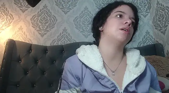 Snapshot of EmmaCowperr chatting on March 7, 2025, 2:34 pm EmmaCowperr online show from March 7, 2025, 2:34 pm