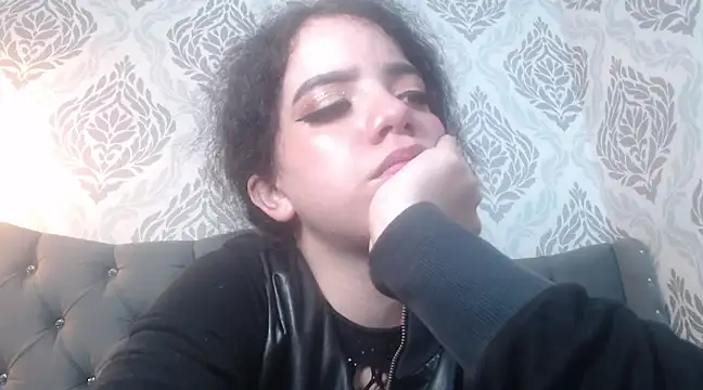 Snapshot of EmmaCowperr chatting on March 18, 2025, 6:37 pm EmmaCowperr online show from March 18, 2025, 6:37 pm