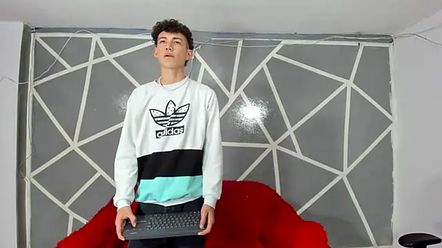 oliverhot2005 online show from January 13, 2025, 8:37 pm