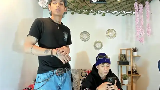 oliverhot2005 online show from October 3, 2025, 7:44 pm