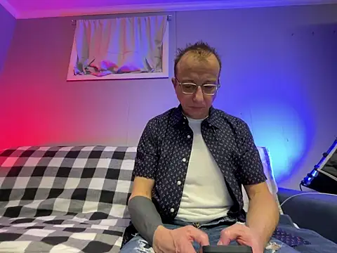 Snapshot of mouser21212 chatting on January 13, 2025, 9:31 pm mouser21212 online show from January 13, 2025, 9:31 pm