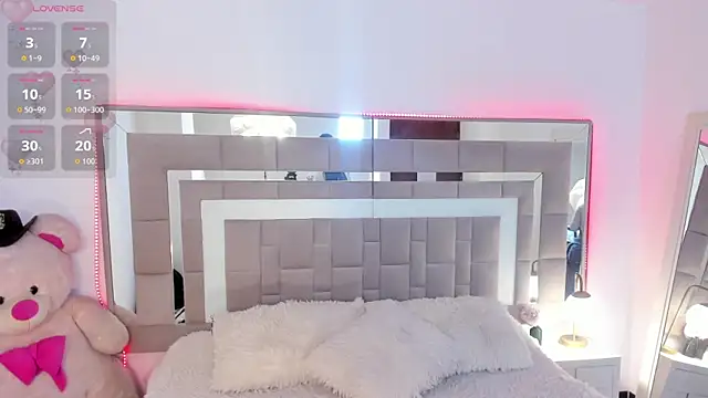 Nicolle foxy online show from April 7, 2026, 2:39 pm